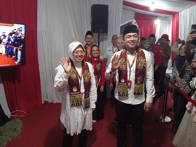 Tri Rismaharini (Risma) berpasangan dengan KH Zahrul Azhar Asumta alias Gus Hans mendaftar PIlgub Jatim, Kamis (29/8/2024)  Foto: Dok. Mili