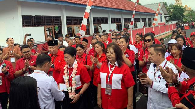 Evangelian Sasingen dan Liem Hong Eng, pasangan calon Bupati dan Wakil Bupati Kabupaten Sitaro yang diusung PDIP dan Perindo, saat tiba untuk mendaftar di kantor KPU Kabupaten Sitaro.