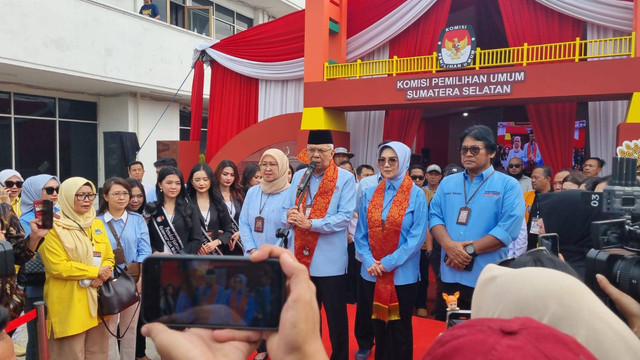 Pasangan Calon Gubernur dan Wakil Gubernur Sumsel, Mawardi Yahya-RA Anita Noeringhati usai mendaftarkan diri di KPU Sumsel, Foto : Abdullah Toriq/Urban Id