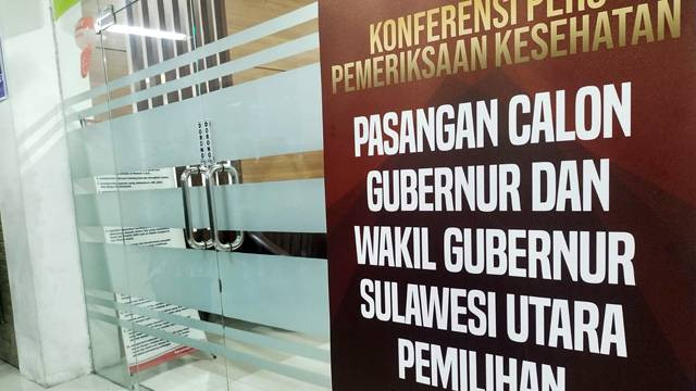 Pintu ruangan tempat pemeriksaan kesehatan pasangan calon kepala daerah di Sulawesi Utara.