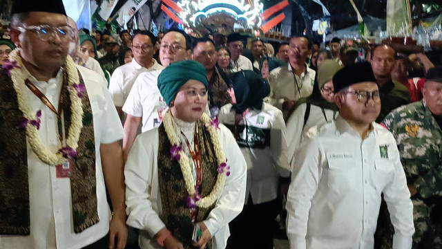 Pasangan Luluk-Lukman didampingi Ketum PKB Muhaimin Iskandar tiba di KPU Jatim, Rabu (29/8/2024). Foto: Farusma Okta Verdian/kumparan