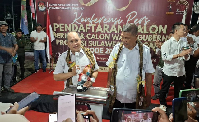 Ruksamin dan LM Sjafei Kahar usai mendaftar di KPU Sultra.