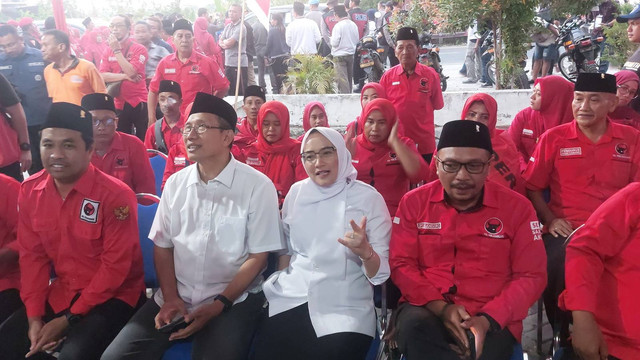 Bapaslon Teguh Haryono-Farida Hidayati saat tiba di KPU Bojonegoro. Kamis (29/08/2024) (Aset: Imam Nurcahyo/BeritaBojonegoro)