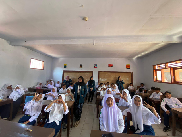 Sesi dokumentasi bersama siswa-siswi kelas 7 MTs Raden Fatah. Foto: Dokumentasi pribadi