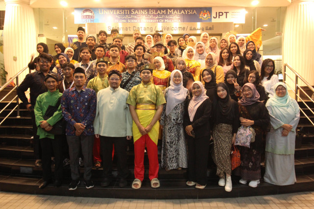 Foto bersama Mahasiswa Kelompok KKN Internasional UMY, Perbanas Institute Jakarta, serta Mahasiswa dan Pengajar Fakultas Ekonomi Muamalat USIM