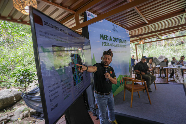 Direktur Eksplorasi PHE, Muharram Jaya Panguriseng memberikan penjelasan hasil pengeboran pada acara  Media Outbond Pertamina Hulu Energi (PHE) di Gunung Puntang, Kabupaten Bandung, Jawa Barat, Kamis (29/8/2024). Foto: Aditia Noviansyah/kumparan