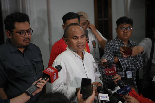 Juru bicara Anies Baswedan, Sahrin Hamid, memberikan keterangan pers bahwa Anies tak maju di Pilkada Jawa Barat.  Foto: Dok: Istimewa 