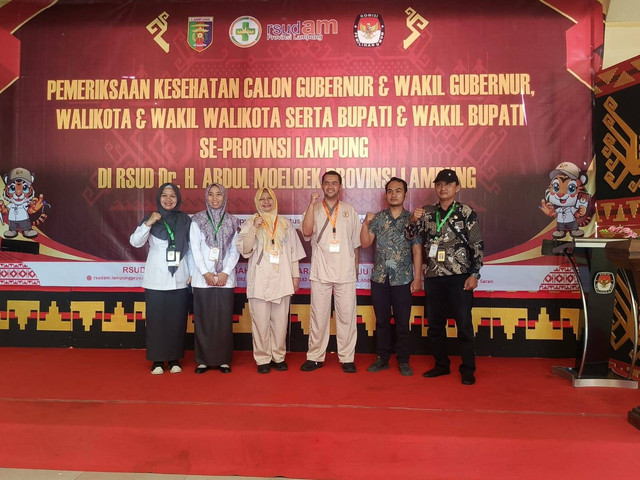 Pasang Bacalon Bupati dan Wakil Bupati Pringsewu, Ririn Kuswantari dan Wiriawan saat di RSUD Abdul Moeloek. | Foto: Bella Sardio/ Lampung Geh