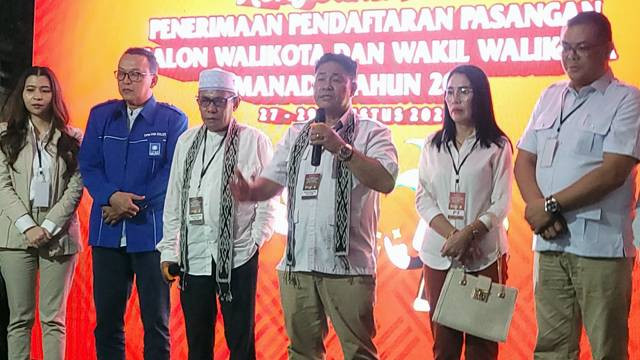 Pasangan calon Wali Kota dan Wakil Wali Kota Manado, Benny Parasan-Boby Daud seusai daftar di KPU Manado.