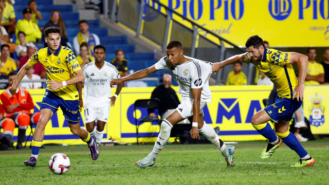 Kylian Mbappe ditarik Scott McKenna saat Las Palmas vs Real Madrid dalam laga pekan ketiga Liga Spanyol 2024/25 di Estadio Gran Canaria, Jumat (30/8) dini hari WIB. Foto: REUTERS/Borja Suarez