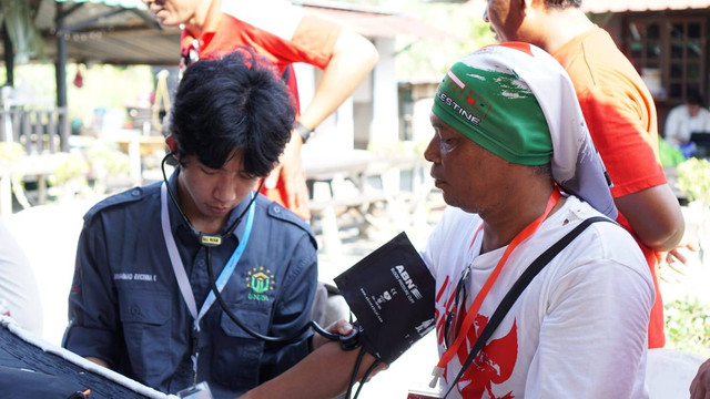 Pengabdian masyarakat tim FK Unusa di Malaysia. Foto: Dok. FK Unusa