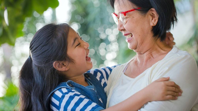 Ilustrasi membaca doa untuk kedua orang tua. Foto: Shutterstock