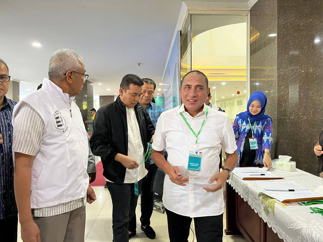 Edy Rahmayadi-Hasan Basri registrasi untuk pemeriksaan kesehatan di RS Adam Malik Medan.  Foto: Tri Vosa/kumparan