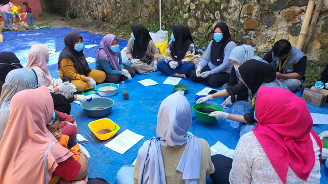 Praktik pembuatan sabun minyak jelantah oleh mahasiswa kkn UIN SGD dan UIN Suka di Kp. Bunisari