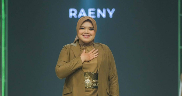 Raeny Monika, desainer muda asal Aceh saat tampil di Surabaya. Foto: Dok. SFP 2024