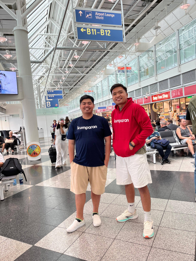 Saat Josua dan Akbar mendarat di bandara Jerman. Foto: Andre Josua Deneam Simanjuntak/kumparan