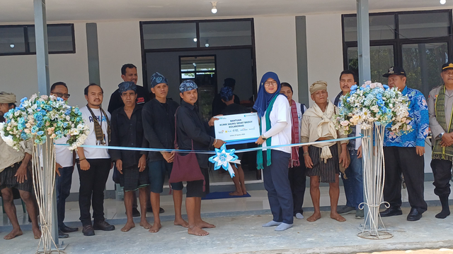 Direktur Utama SDM Krakatau Steel Sriyani Puspa Kinasih menyerahkan bantuan Klinik Pratama Saung Sehat Baduy di Cijahe, Kecamatan Leuwidamar, Kabupaten Lebak, Kamis (29/8/2024). Foto: Dok. Krakatau Steel