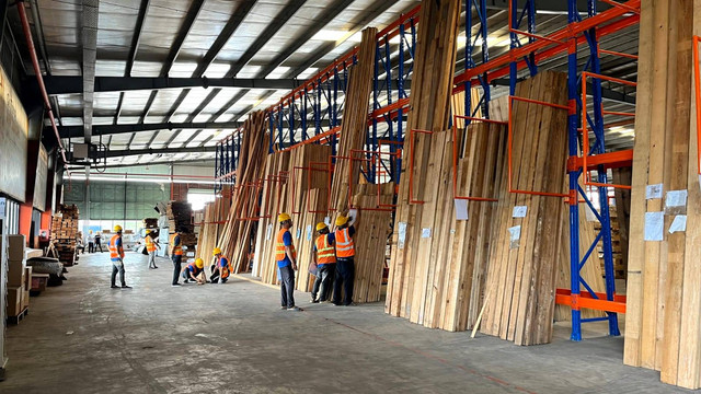 Suasana pabrik kayu, mesin, dan showroom perusahaan mebel Tavico di Provinsi Dong Nai, Vietnam, Kamis (29/8/2024). Foto: Fariza Rizky Ananda/kumparan