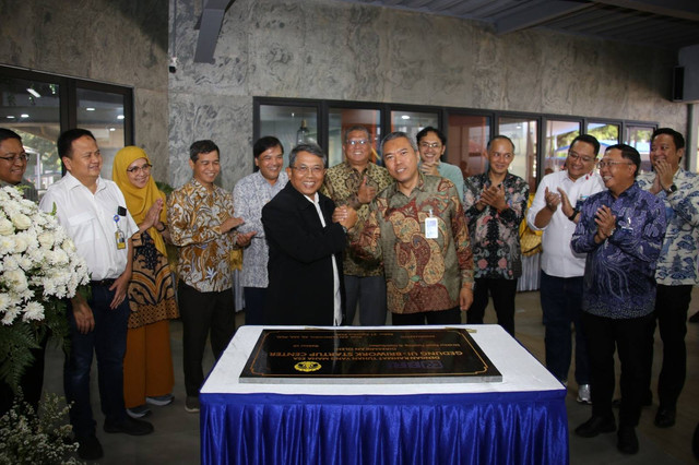 Direktur Retail Funding and Distribution BRI Andrijanto (kanan) dan Wakil Rektor Bidang SDM dan Aset UI, Prof. Dr. Ir. Dedi Priadi, DEA (kiri) pada peresmian BRI UI-BRIWORK. Foto: Dok. BRI