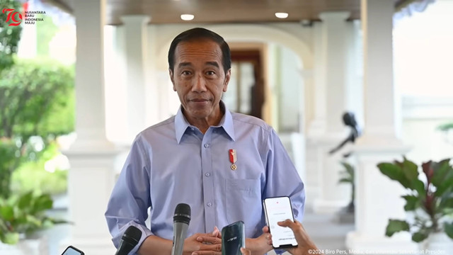 Presiden Jokowi memakai kemeja biru saat memberikan keterangan pers di Istana Merdeka, Jakarta, 27 Agustus. Foto: YouTube/Sekretariat Presiden