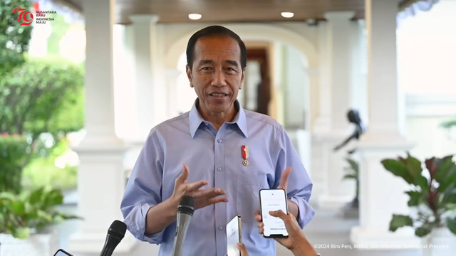 Presiden Jokowi memakai kemeja biru saat memberikan keterangan pers di Istana Merdeka, Jakarta, 27 Agustus. Foto: YouTube/Sekretariat Presiden