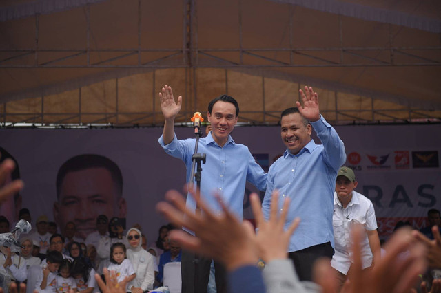 Paslon Bakal Bupati dan Wakil Bupati OKI Muchendi Mahzareki-Supriyanto saat deklarasi maju di Pilkada OKI, foto : Ist