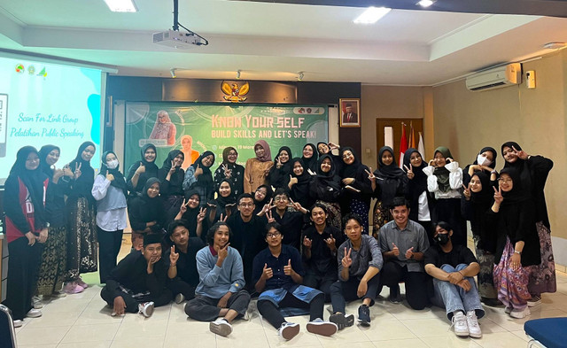 Dosen Universitas Ahmad Dahlan (UAD) berbagi tips public speaking bersama mahasiswa (Dok. Istimewa)