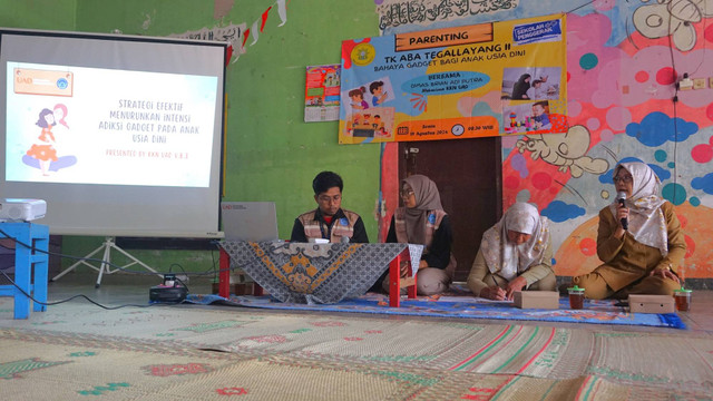 Mahasiswa KKN Universitas Ahmad Dahlan (UAD) Unit V.B.3 menggelar diskusi bertema parenting di Padukuhan Tegallayang IX, Caturharjo, Pandak, Bantul (Dok. Istimewa)