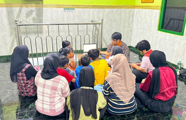 Mahasiswa Universitas Ahmad Dahlan (UAD) Edukasi Anak-Anak Sosrodipuran dengan Film Animasi (Dok. Istimewa)