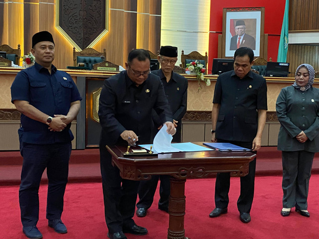 Pj Sekda Kalbar, Muhammad Bari saat menandatangani nota keepakatan Raperda ABPD Kalbar Tahun Anggaran 2024. Foto: Yulia Ramadhiyanti/Hi!Pontianak