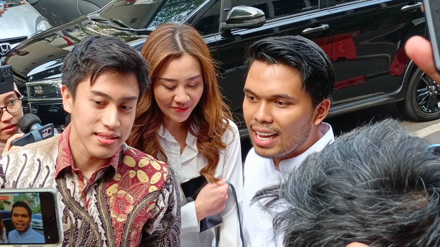 Aaliyah Massaid dan Thariq Halilintar Hadir di Polda Metro Jaya.
 Foto: Aprilandika Pratama/kumparan