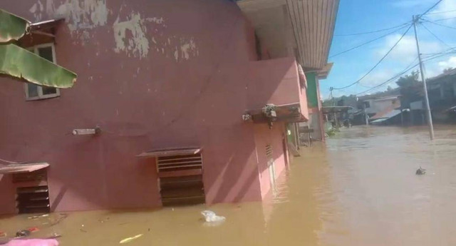 Banjir di Kabupaten Landak. Warga diminta waspada terhadap kemungkinan semakin naiknya debit air akibat turun hujan. Foto: Dok. Istimewa