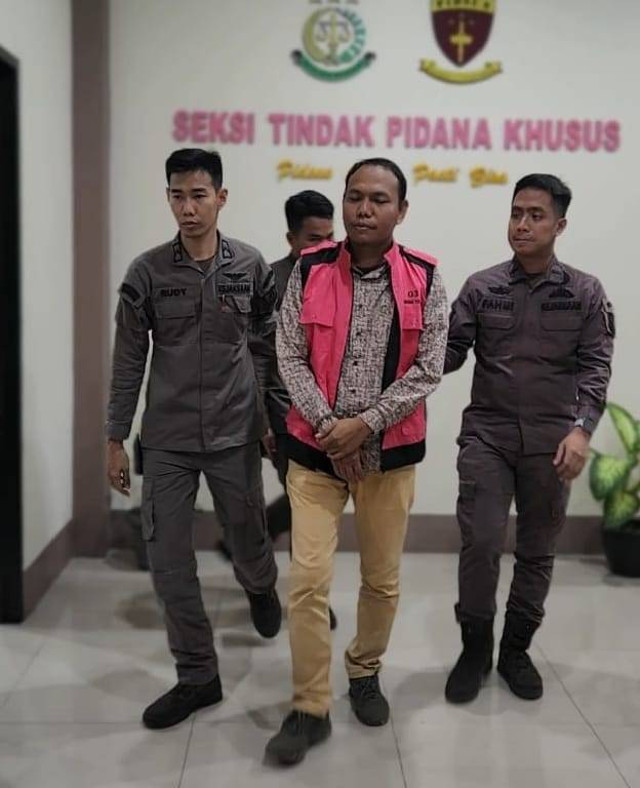 Eks Ketua Bawaslu OKU Timur Ahmad Gupron saat digiring petugas Kejari OKU Timur, Foto : Ist