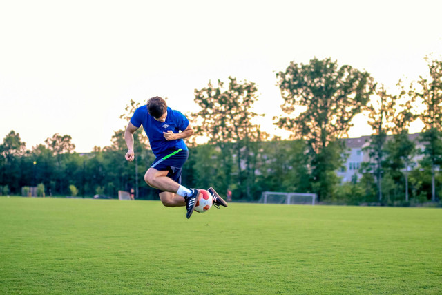 Ilustrasi untuk Teknik Menendang Bola dengan Kaki Bagian Dalam. Sumber: Unsplash/Ruben Leija