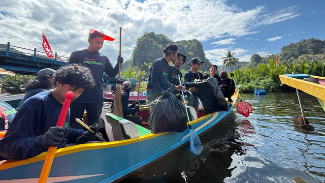 Telkomsel, bersama pemuda dan komunitas, melakukan pembersihan sungai di Maros, Sulawesi Selatan, dalam inisiatif Public Clean-up. Foto: Telkomsel