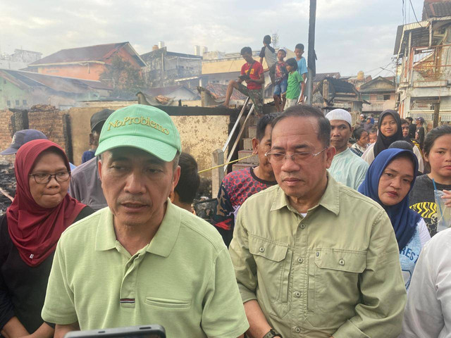 Ratu Dewa saat menyambangi korban kebakaran di 10 Ulu Palembang. (ist)