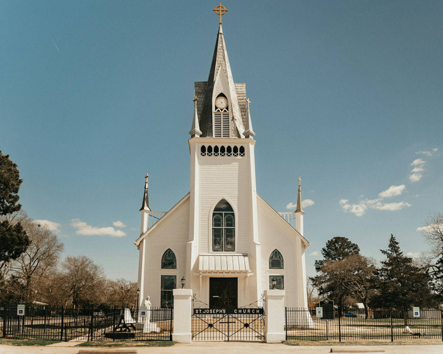 Ilustrasi Contoh Tradisi Gereja Katolik. Sumber: Unsplash.com/Josh Olalde