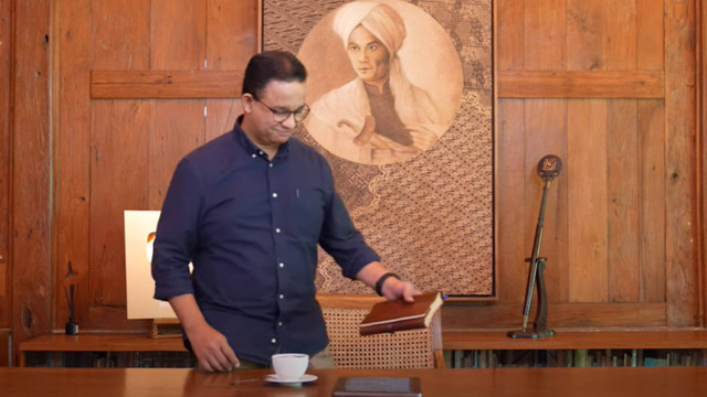 Anies Baswedan menyampaikan keterangan di kanal Youtubenya. Foto: Youtube/ Anies Baswedan