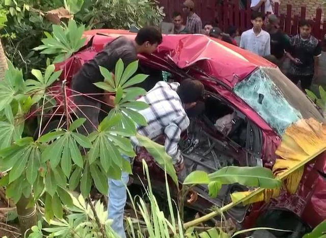 Mobil Brio merah tertabrak Kereta Api penumpang di perlintasan kereta api Kampung Baru, Unila. | Foto: Lampung Geh