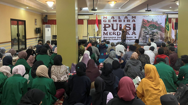 Suasana kegiatan bertajuk 'Malam Gembira Puisi Merdeka', di Gedung Pusat Dakwah Muhammadiyah, Jakarta Pusat, Jumat (30/8/2024).  Foto: Fadhil Pramudya/kumparan