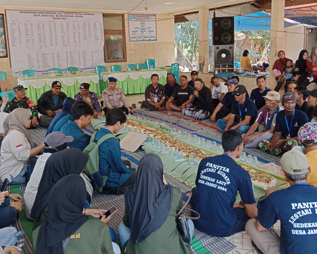 Kegiatan Istighosah sedekah laut PPK Ormawa SeaCrest bersama Masyarakat Desa Jambu (Sumber: Dokumentasi Tim PPK Ormawa SEACREST FPIK UNDIP)