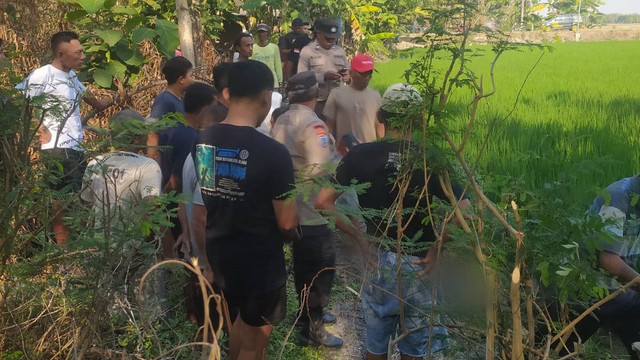 Petugas saat lakukan olah TKP di lokasi orang tersengat listrik di Desa Katur, Kecamatan Gayam, Kabupaten Bojonegoro, Jawa Timur. Jumat (30/08/2024) (Aset: Istimewa)