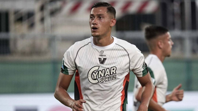 Jay Idzes saat membela Venezia di Serie A 2024/25. Foto: veneziafc.it