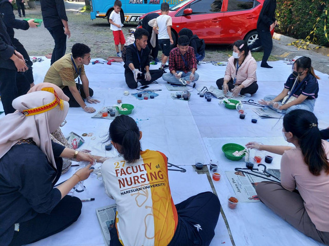 Membuat totebag tie dye dan hand printing dalam gelaran Culture Day. 