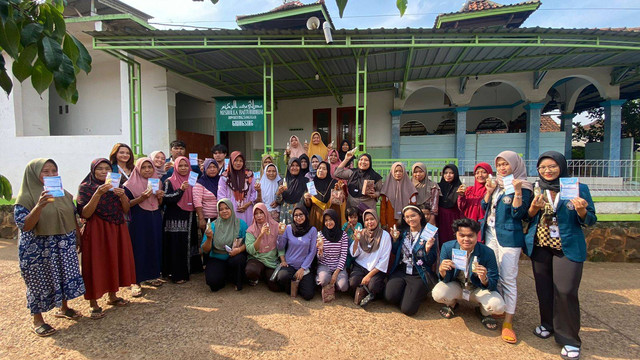 Foto bersama ibu-ibu PKK Dukuh Rowokiyong