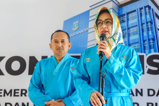 Bakal calon Gubernur dan Wakil Gubernur Banten Airin Rachmi Diany (kanan) dan Ade Sumardi (kiri) menjawab pertanyaan wartawan sebelum menjalani pemeriksaan kesehatan di RSUD Banten, Kota Serang, Banten, Sabtu (31/8/2024). Foto: Muhammad Bagus Khoirunas/ANTARA FOTO