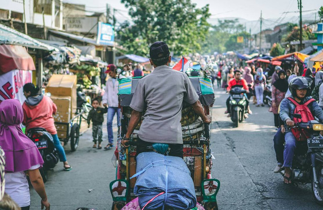 Potret Masyarakat Indonesia. Photo by Fikri Rasyid on Unsplash