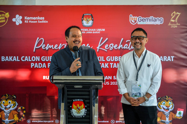 Pasangan bakal calon Gubernur Jawa Barat dan Wakil Gubernur Jawa Barat Jeje Wiradinata bersama Ronal Surapradja memberikan keterangan pers sebelum menjalani pemeriksaan kesehatan di Rumah Sakit Hasan Sadikin, Bandung, Jawa Barat, Sabtu (31/8/2024). Foto: Raisan Al Farisi/ANTARA FOTO