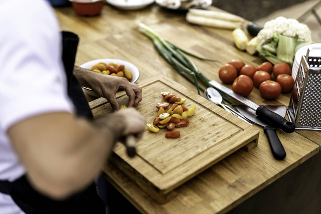 Ilustrasi biodata Masterchef King Abdi. Unsplash.com/Or-Hakim