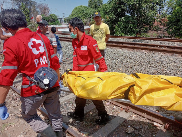 Proses evakuasi korban kecelakaan kereta di Yogyakarta, Jumat (30/8). Foto: Dok. Polresta Yogyakarta